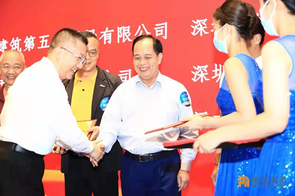 ÅôÈð¼¯ÍÅÖ´ÐжÊ¡¢×ܲÃÀîά½ÒÏþ¡°Ê®Äêºã¾ÃºÏ×÷½±¡±.jpg ÅôÈð¼¯ÍÅÖ´ÐжÊ¡¢×ܲÃÀîά½ÒÏþ¡°Ê®Äêºã¾ÃºÏ×÷½±¡±.jpg