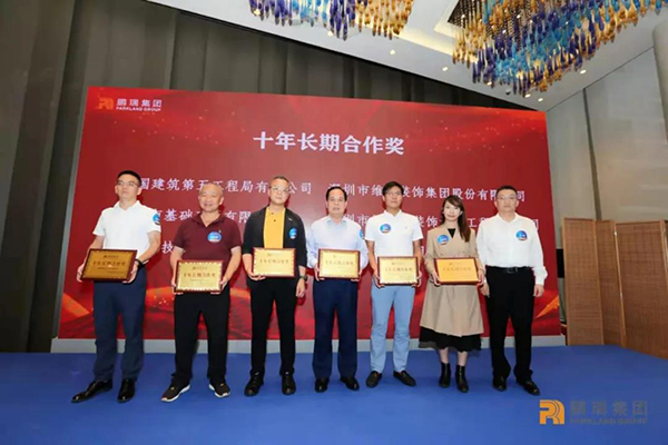 ×ðÁúʱ¿ÈËÉú¾ÍÊDz«¹ÙÍøz6mg¹É·Ý¸±×ܲÃÂÞ·½Ô죨ͼ×óËÄ£©´ú±í¹«Ë¾Áì½±.jpg ×ðÁúʱ¿ÈËÉú¾ÍÊDz«¹ÙÍøz6mg¹É·Ý¸±×ܲÃÂÞ·½Ô죨ͼ×óËÄ£©´ú±í¹«Ë¾Áì½±.jpg